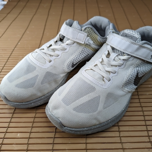 Nike Revolution 3 FlyEase white Running Shoes women's Size 9.5W   great conditio - Picture 1 of 11